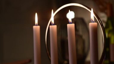 Karanlıkta mum tutuşturma görüntülerini kapatın. Konforlu ev dekorasyonu, yanan mumlar, dekorasyon ve noel konsepti. Mumlar yanıyor.