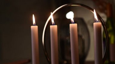 Karanlıkta mum tutuşturma görüntülerini kapatın. Konforlu ev dekorasyonu, yanan mumlar, dekorasyon ve noel konsepti. Mumlar yanıyor.