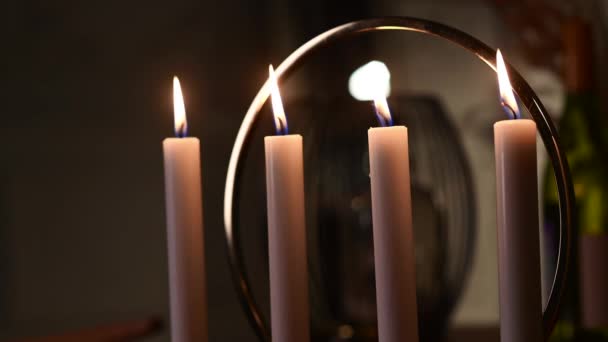 Primo piano vista filmato di accendere una candela al buio. Accogliente arredamento domestico, candele accese, decorazione e concetto di Natale - candele accese — Video Stock