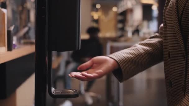 Sluiten wassen handen met een automatische alcohol reiniger dispenser in het hotel — Stockvideo