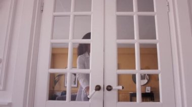 Siyahi kadın doktor. Doktor bozuntusu. Tıbbi bilgi alışverişi için bilgisayar ve telekomünikasyon teknolojilerinin kullanımına telgraf çekin