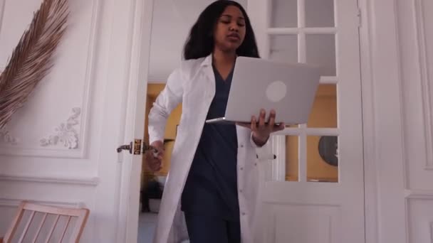 Siyahi kadın doktor. Doktor bozuntusu. Tıbbi bilgi alışverişi için bilgisayar ve telekomünikasyon teknolojilerinin kullanımına telgraf çekin — Stok video