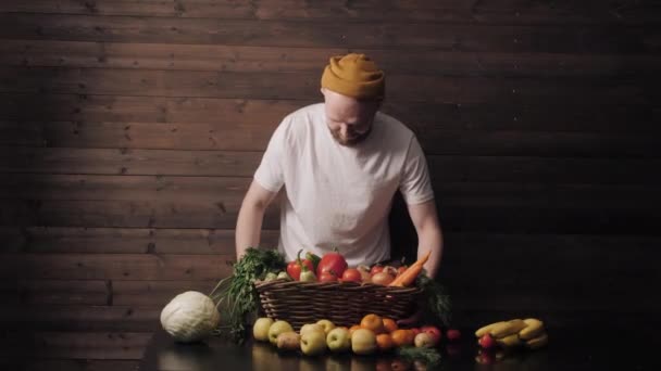 Warzywa rolnicze licznik rynku: kolorowe różne świeże organiczne zdrowe warzywa w sklepie spożywczym. Koncepcja zdrowej żywności naturalnej — Wideo stockowe