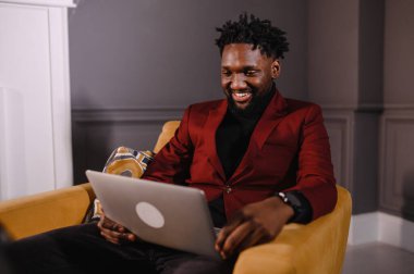 Siyah bir adam, yüzünün yakın plan dizüstü bilgisayarında çalışıyor. video konferansları