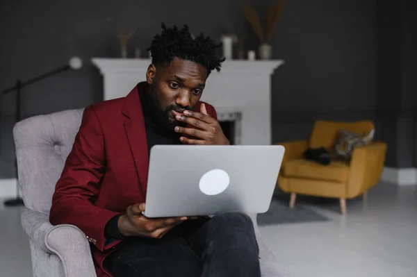 Preto homem trabalhando a partir de casa tendo online grupo videoconferência no laptop — Fotografia de Stock
