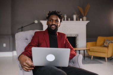 Siyah bir adam, yüzünün yakın plan dizüstü bilgisayarında çalışıyor. video konferansları