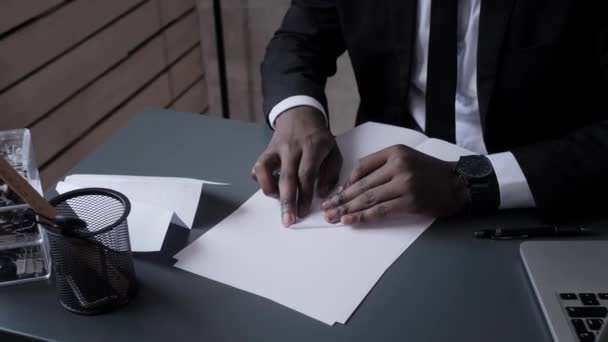 Hombre de negocios afroamericano hace avión de papel — Vídeos de Stock