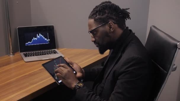 Black Businessman usando laptop para analisar o mercado de ações de dados, gráfico de negociação forex, negociação de bolsa de valores on-line, conceito de investimento financeiro. de perto — Vídeo de Stock