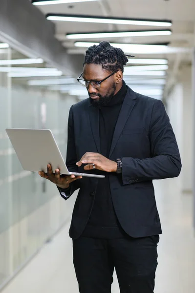 Black Businessman använder bärbar dator för att analysera data aktiemarknaden, forex handel diagram, börshandel på nätet, finansiella investeringar koncept. närbild — Stockfoto