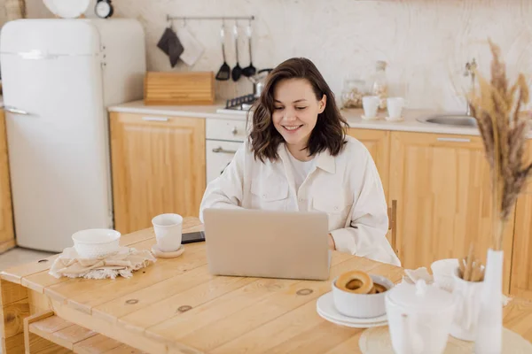 Zakenvrouw in het hebben van een video chat op de laptop. Werk op afstand of studie thuis. — Stockfoto