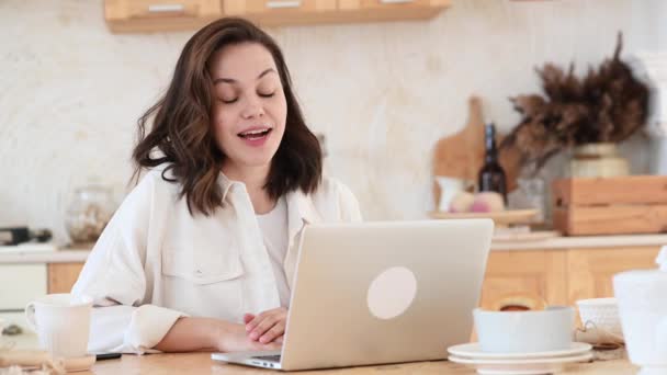 Zakenvrouw in het hebben van een video chat op de laptop. Werk op afstand of studie thuis. — Stockvideo
