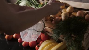 Çiftçi pazarında taze organik sebzeler ve bitkiler. Yerel çiftçi pazarında renkli çiğ sebzeler ve bitkiler satılıyor..