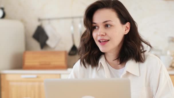 Vrolijke jonge vrouw klaar met project voor deadline, video communicatie met de klant. Succesvolle freelancer. — Stockvideo