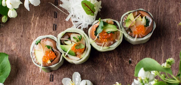 Gezonde boerenkool en avocado sushi roll met eetstokjes — Stockfoto