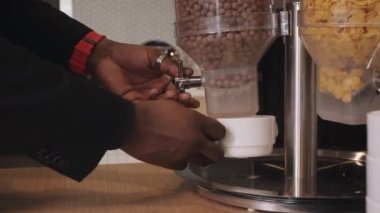 Genç Afro Amerikalı iş adamı otel restoranında kahvaltı yapıyor.