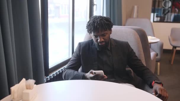 アフリカ系アメリカ人の若いビジネスマンがホテルのレストランで朝食を取り — ストック動画