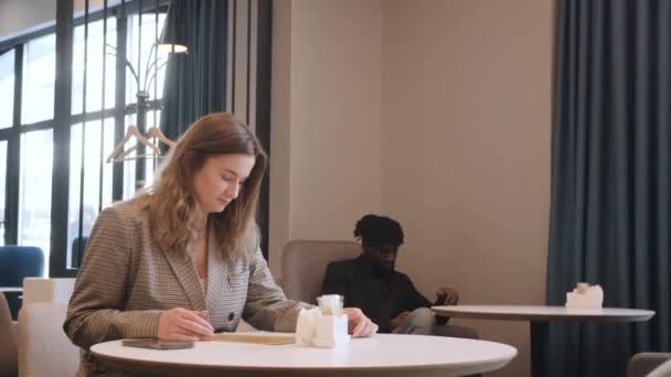 Een Afro-Amerikaanse man en een meisje met een Europese uitstraling ontmoeten elkaar in een restaurant. Een gesprek tussen twee mensen — Stockvideo