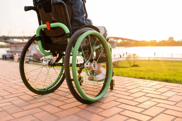 Закрывай. Человек-инвалид на инвалидной коляске снаружи. Молодой инвалид. Человек в инвалидном кресле. Концепции восстановления и здравоохранения — стоковое фото