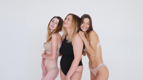 Gyönyörű kövér lányok fekete fehérneműben, fehér háttérrel. Testpozitív koncepció. Különböző testű és etnikumú nők csoportja — Stock videók