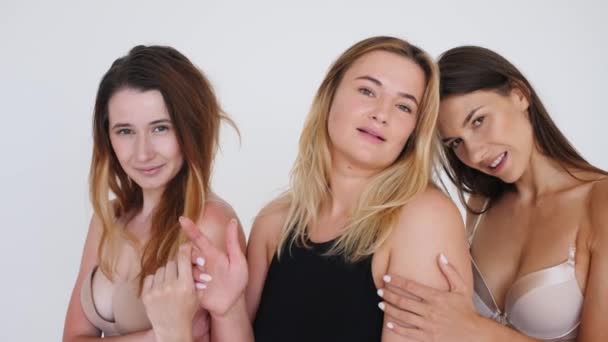 Freundschaft, Schönheit, Körper positiv und Menschen-Konzept - Gruppe glücklicher Frauen in Unterwäsche vor grauem Hintergrund — Stockvideo