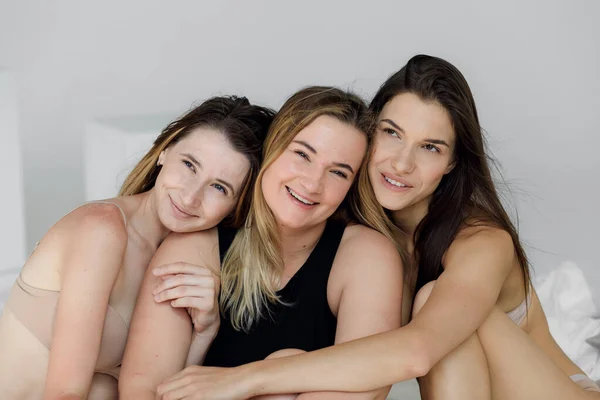 3 multiethnische Frauen in Unterwäsche posieren mit Händen auf Hüften isoliert auf grau, Body-Positivity-Konzept — Stockfoto