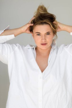 Beyaz gömlekli, tombul, çekici bir kız. vucut pozitif kavram 