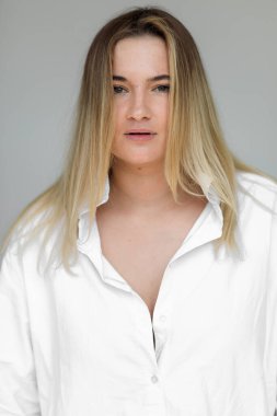 Beyaz gömlekli, tombul, çekici bir kız. vucut pozitif kavram 