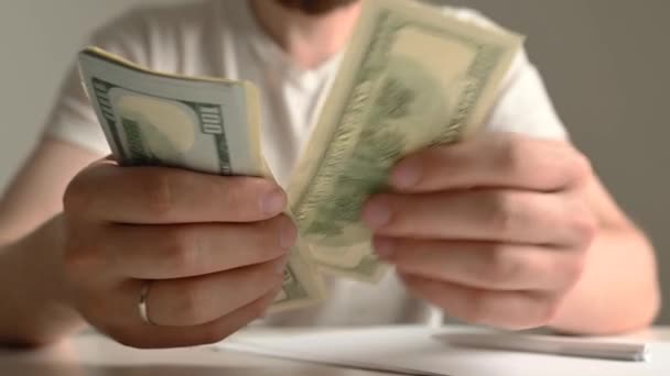 Mani maschili che contano banconote in dollari USA o che pagano in contanti su sfondo monetario. Concetto di investimento, successo, prospettive finanziarie — Video Stock