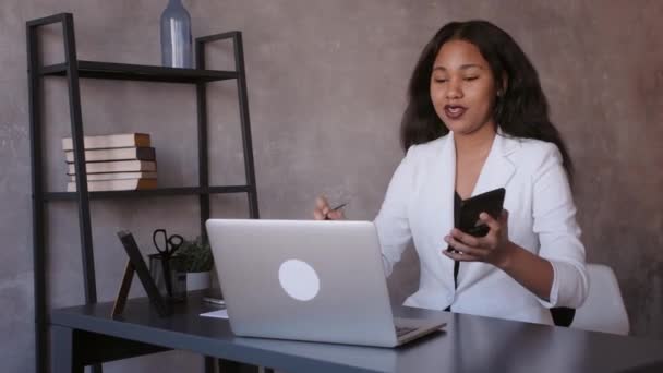 Gelukkig jong zwart business vrouw praat naar web camera maken afstand online video conference call. — Stockvideo