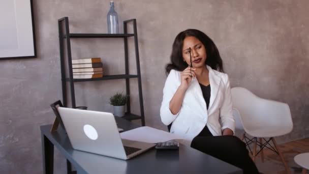 Mutlu genç siyahi iş kadını web kamerasıyla konuşuyor. Çevrimiçi video konferans görüşmesi yapıyor.. — Stok video