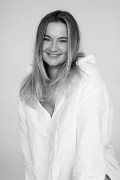 Attractive fat woman in a white oversized shirt. Beautiful smiling woman — ストック写真