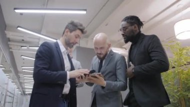 Şirket yöneticileriyle toplantım var. Yeni bir projenin tartışması. Çok ırklı Afro-Amerikan, Asya ve Avrupa takımı