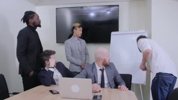 Reunión en una oficina moderna. Equipo multirracial discutiendo un nuevo proyecto — Vídeos de Stock