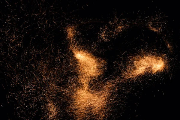 Hermoso fondo abstracto sobre el tema de fuego, luz y vida. Brasas ardientes que brillan volando lejos partículas sobre fondo negro. — Foto de Stock