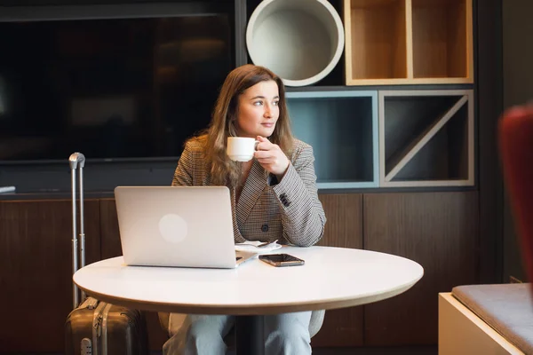 Jonge vrouwelijke copywriter het creëren van tekst voor het plaatsen van artikelen op de inhoud website met behulp van netbook tijdens het werken op afstand binnen — Stockfoto