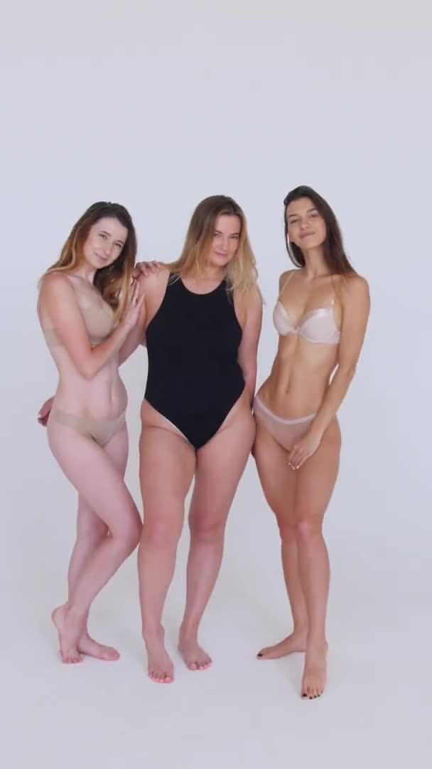 Gruppo di donne con corpo ed etnia diverse che si presentano insieme per mostrare alla donna forza e potenza. Curvy e skinny tipo di concetto di corpo femminile — Video Stock