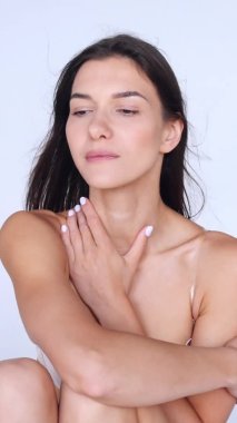 İnce, mutlu, ince beli olan genç bir kadın. Diyet ve sağlıklı yaşam tarzı. dikey çekim