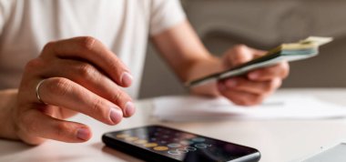 Muhasebe, vergi ve finans konsepti. Evraklı ve hesap makineli adam evde para sayıyor. Para muhasebe, vergi ve finans kavramı.. 