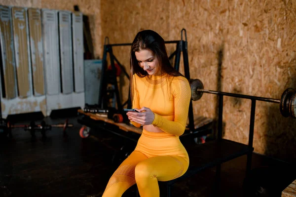 Atractiva mujer fitness, cuerpo femenino entrenado, retrato de estilo de vida, haciendo deportes —  Fotos de Stock