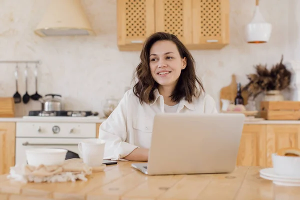 Zakenvrouw in het hebben van een video chat op de laptop. Werk op afstand of studie thuis. — Stockfoto