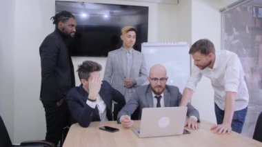Şirket yöneticileriyle toplantım var. Yeni bir projenin tartışması. Çok ırklı Afro-Amerikan, Asya ve Avrupa takımı