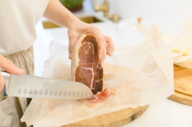 Genç bir çift sabah kahvaltı hazırlıyor. Genç bir aile. ilişki 