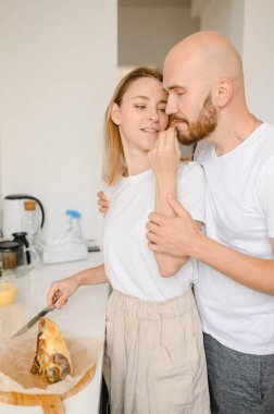 Genç bir çift sabah kahvaltı hazırlıyor. Genç bir aile. ilişki 