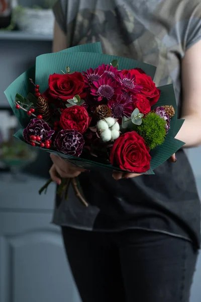 Gran ramo hermoso de flores mixtas en mano de mujer. Concepto de tienda floral. Bonito ramo fresco. Entrega de flores. —  Fotos de Stock