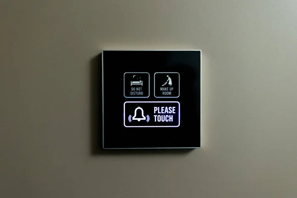 宾馆房间的外部指示灯不要移开，装潢房间指示灯显示房间位置的绿灯 — 图库照片