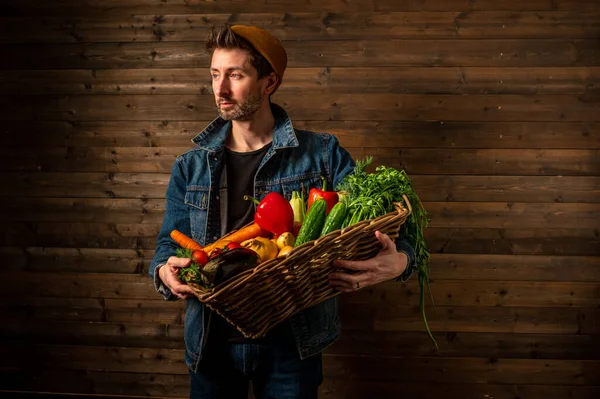 Ruce Mladý zemědělec drží krabici ekologické zeleninyzemědělství pole sklizeň zahradní výživy ekologické čerstvé. Studio shot — Stock fotografie