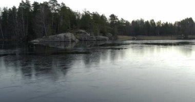 Vuoksa nehri üzerindeki St. Andrew Kilisesi. Karelia. Rusya.