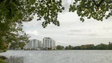 Zaman ayarlı. Şehre. Nehir kıyısında..