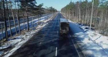 Kamyonlar bahar yolu boyunca gider. Havadan.