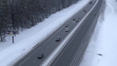 SUV tehlikeli bir şekilde yolda ilerliyor. Hava görünümü.